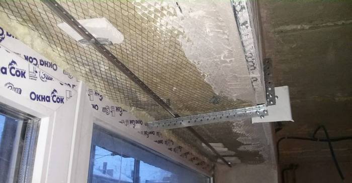 Il est plus pratique d'effectuer le plâtrage des pentes le long des balises