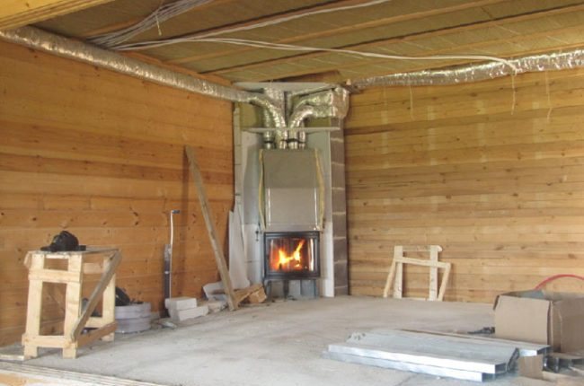 Cheminée d'angle dans la maison