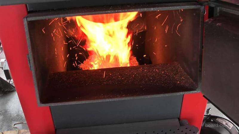 Kohle, Brennholz, Brennstoffbriketts: Wie heizt man einen Festbrennstoffkessel?