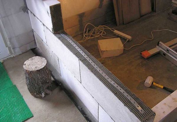 полагане на газобетонни блокове на балкона