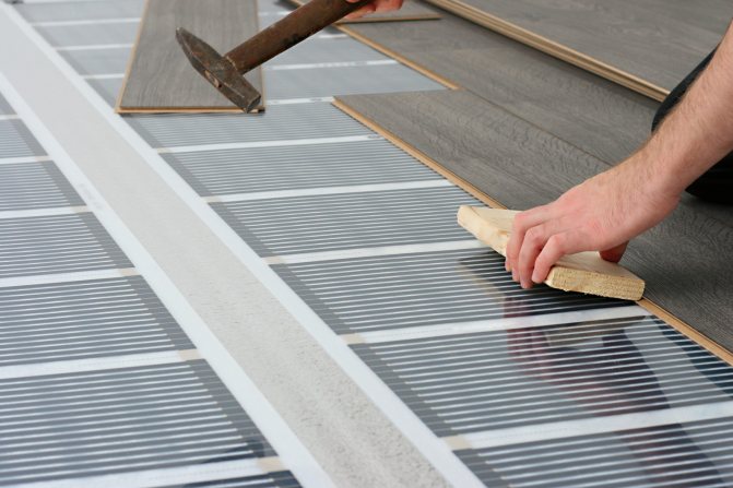 Pose de parquet sur un sol infrarouge chaud