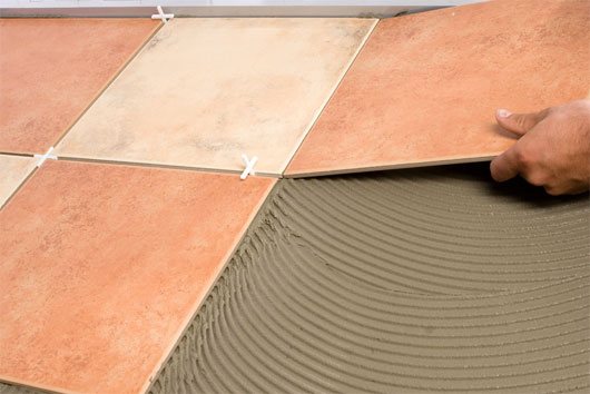 Pose de carrelage sur un sol infrarouge