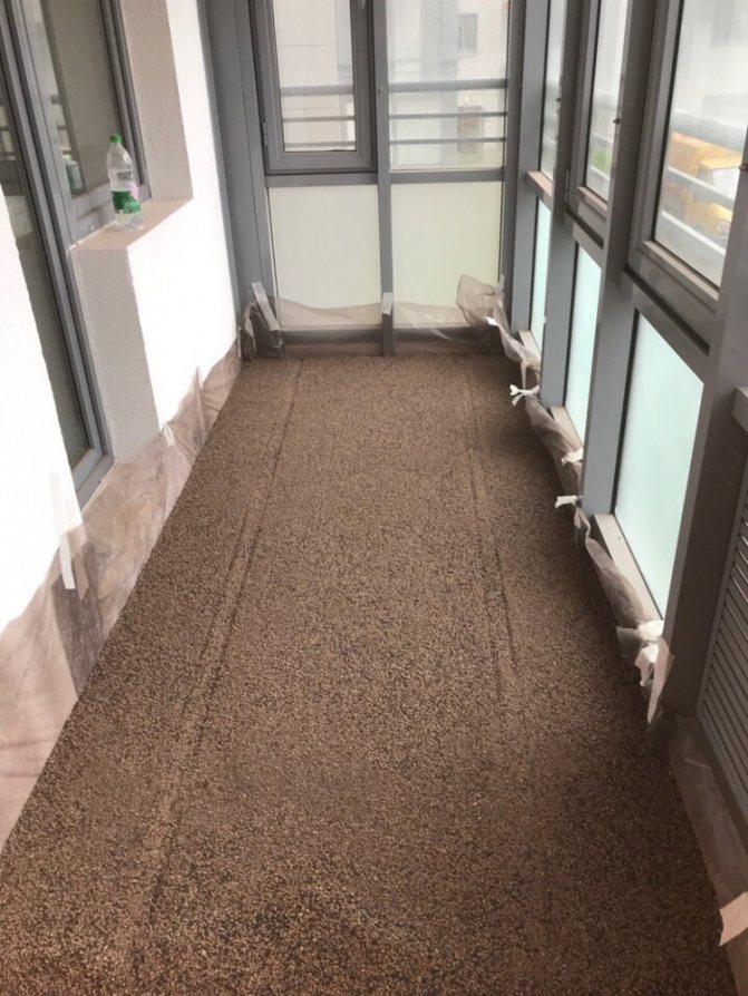 Trockenen Estrich unter Keramikfliesen auf den Balkon legen