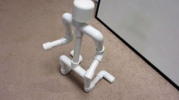 Universalständer aus PVC-Rohren