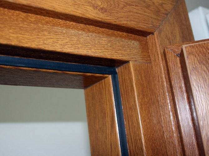 Joint sur une porte en bois