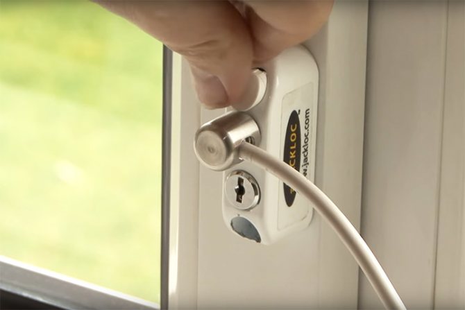 Installation de bouchons décoratifs pour masquer les trous de montage