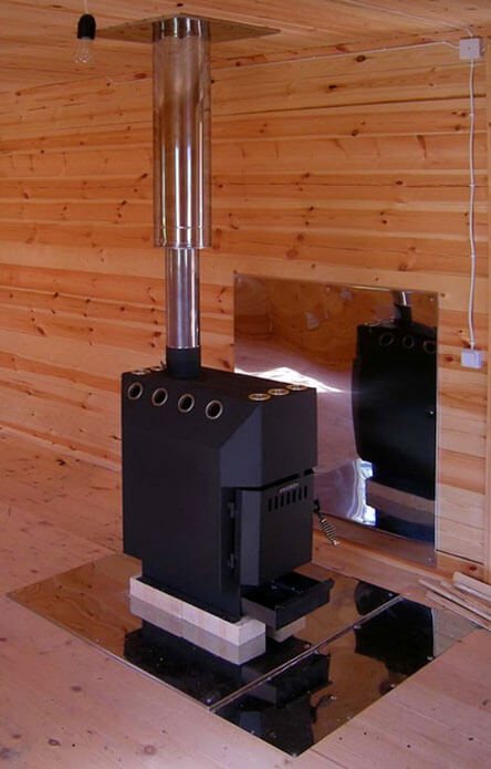 installation d'un poêle en fonte dans une maison en bois