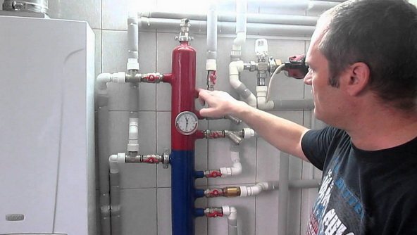 Installation eines Hydraulikpfeils im Heizraum