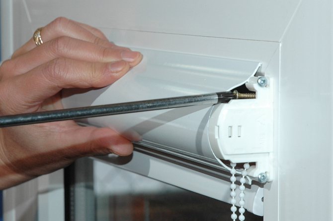Installation d'un rideau à cassette sur un bourrelet de fenêtre