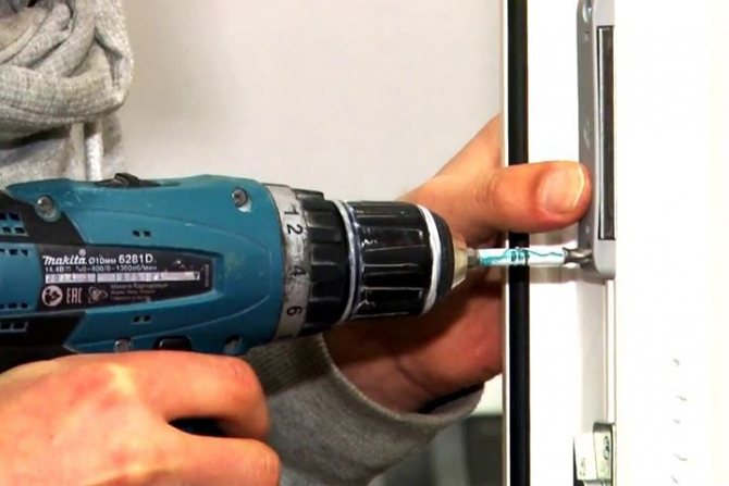 Installation d'un loquet magnétique sur une porte de balcon