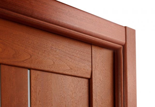 Installation de plateaux sur les portes intérieures: largeur, combien vous en avez besoin, comment le clouer correctement