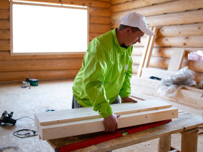 Einbau einer Kiefernverkleidung in einem Blockhaus