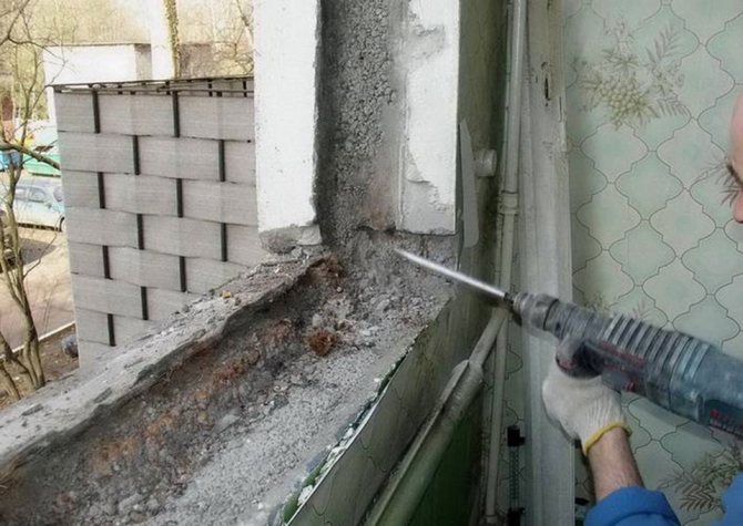 installation d'une fenêtre sur une loggia dans une maison à panneaux