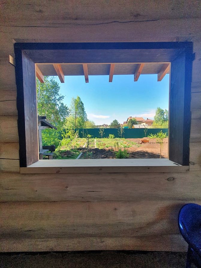 Installation d'une fenêtre dans le caisson dans une maison en rondins