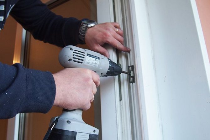 Installer une gâche pour un loquet de balcon