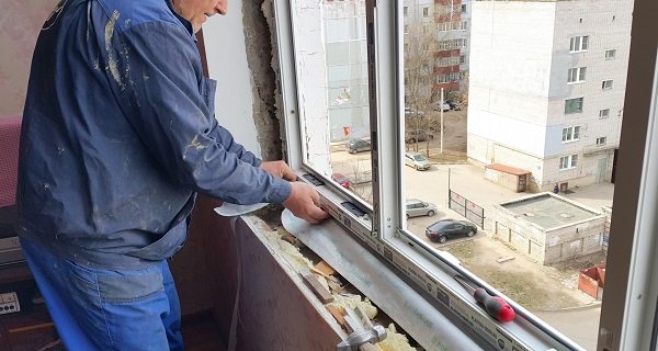 Installation de ruban pare-vapeur sous le rebord de la fenêtre
