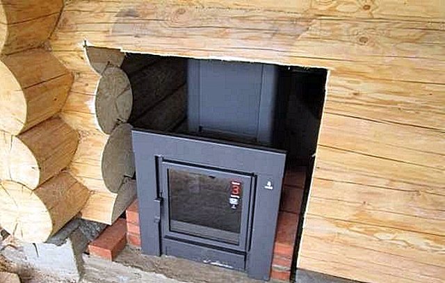 Installation du poêle dans une salle de bain avec foyer à distance