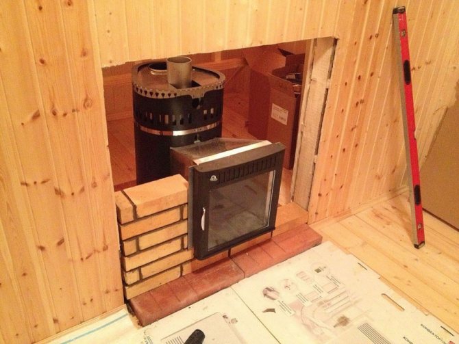Installation du poêle dans une salle de bain avec foyer à distance