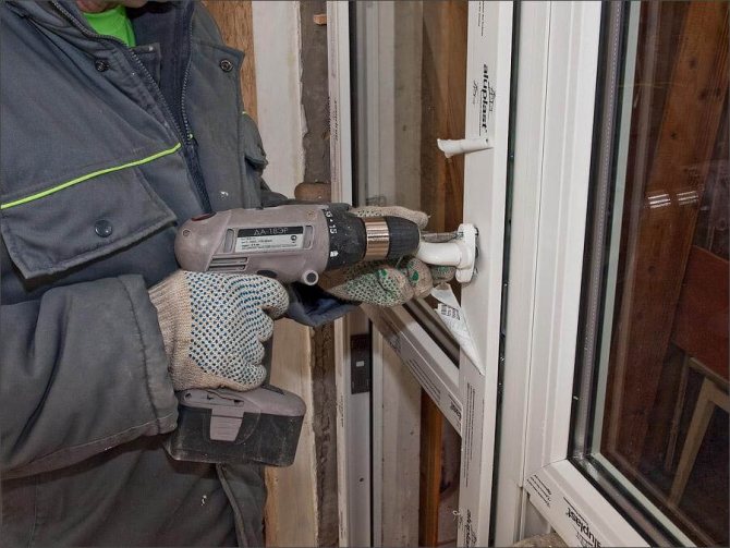 Installation d'une porte en plastique