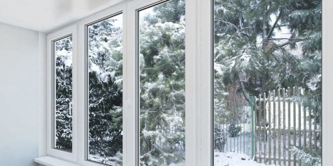 Installation de fenêtres en plastique en hiver
