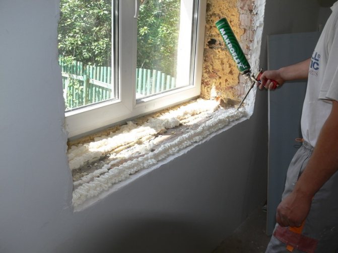 Installation d'un rebord de fenêtre sur mousse