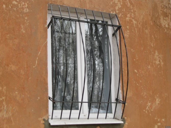 Installation boulonnée de grilles sur les fenêtres