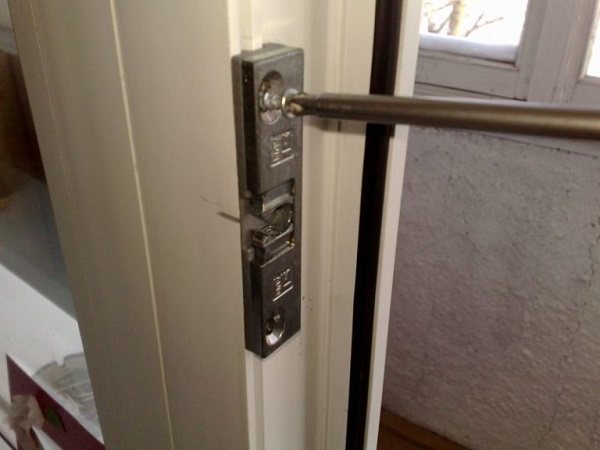 installation d'un loquet à rouleau sur une porte de balcon