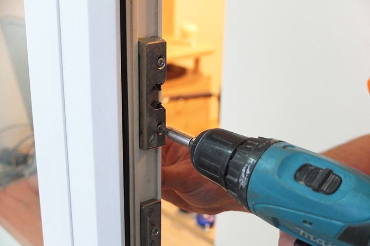Installation d'un loquet à rouleau sur une porte de balcon
