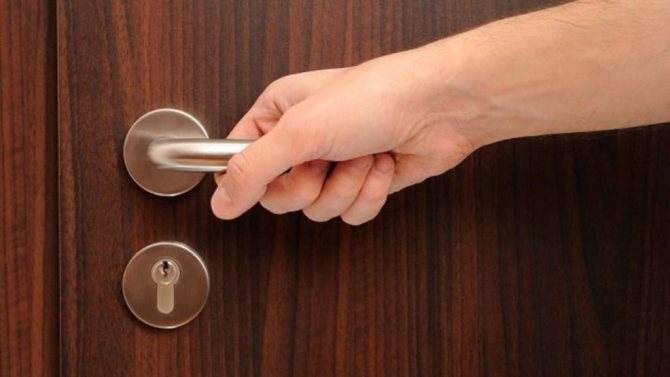 Installation d'une poignée sur une porte intérieure