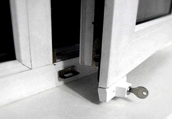 Installation de la poignée avec serrure sur la fenêtre en plastique