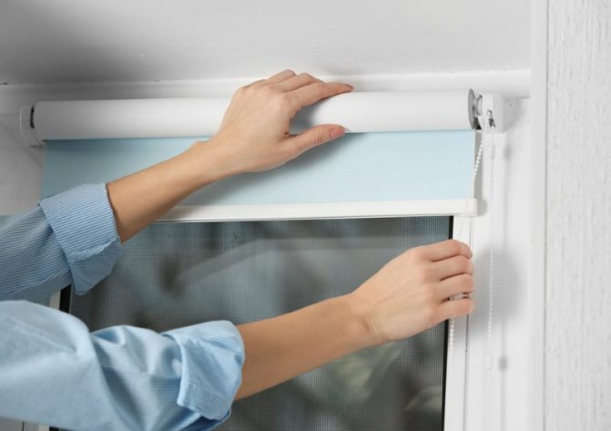 Installieren Sie ein Rollo mit Ihren eigenen Händen an einem PVC-Fenster