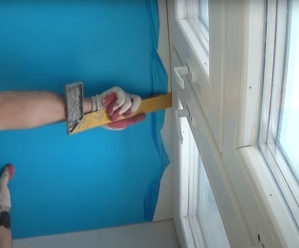 Монтаж на сандвич панел в началния профил.