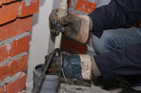 Installation eines Steckers in der Kanalisation