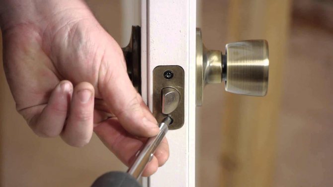 Installer une serrure sur une porte intérieure