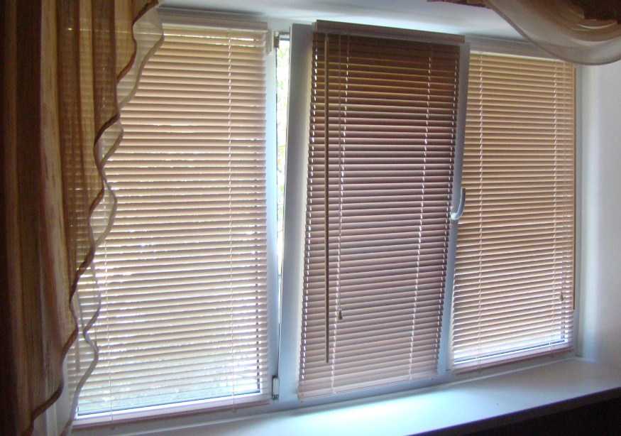 Installation de stores sur une fenêtre en PVC
