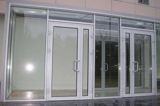 Porte profilée en aluminium installée