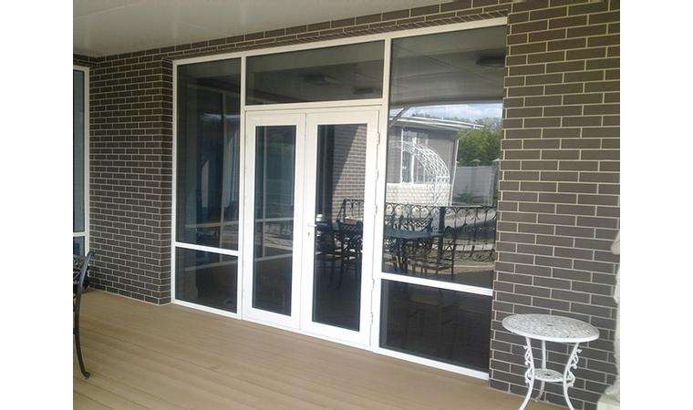 Porte installée avec profilé en aluminium