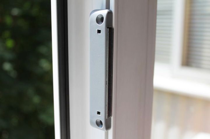 Loquet magnétique installé
