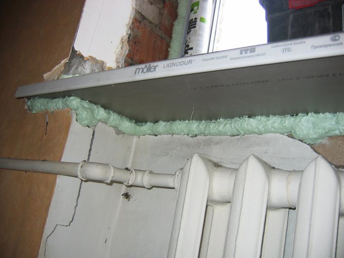 Appui installé avec des espaces remplis de mousse