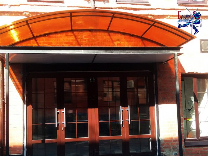 Dispositif de visière en polycarbonate alvéolaire au-dessus du groupe d'entrée