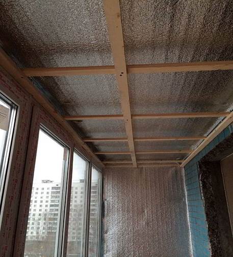 Isolation du balcon avec de la mousse mousse pour le plafond et les murs