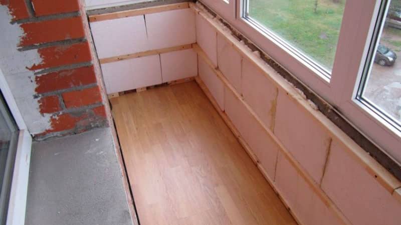 Wärmedämmung des Balkons mit Schaum