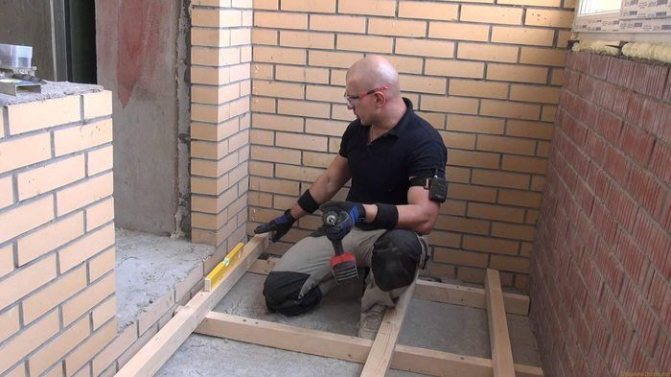 Isolation du balcon avec de la laine de coton de l'intérieur et finition en plaques de plâtre