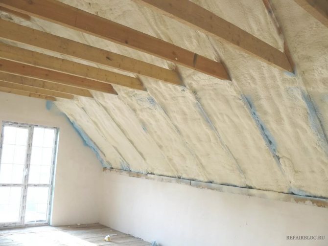 Isolation du grenier avec de la mousse de polyuréthane