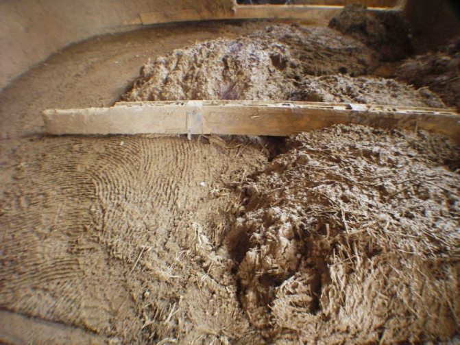 Isolation à faire soi-même d'une maison avec de la paille, de l'argile et de la sciure de bois? Revoir la vidéo