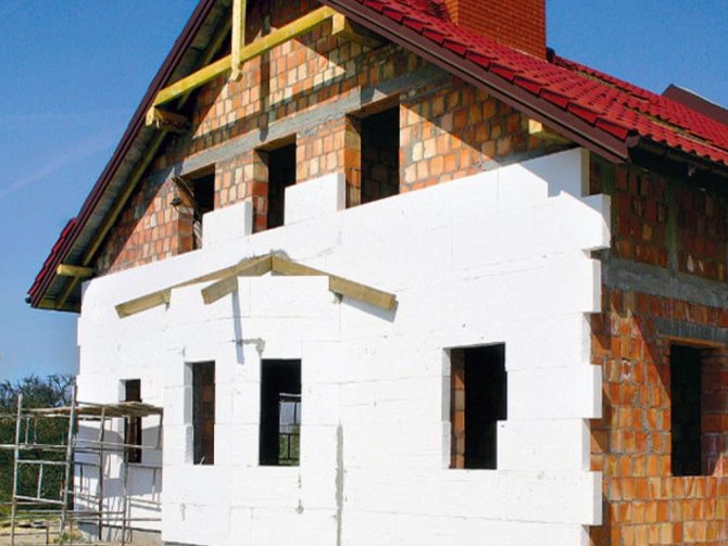 Isolation de la façade de la maison avec de la mousse - photo 9