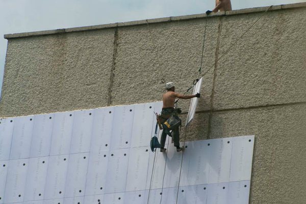 Dämmung der Fassade eines mehrstöckigen Gebäudes