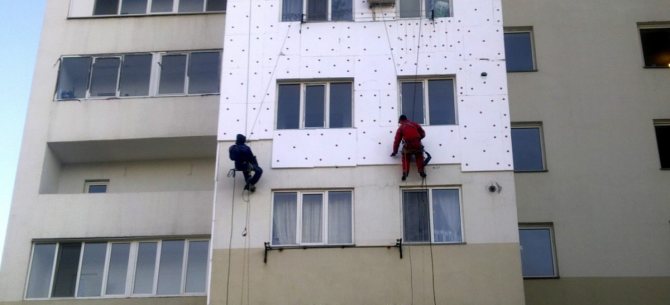 Dämmung der Fassade eines Mehrfamilienhauses