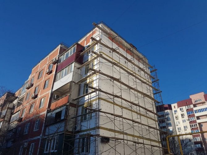 Dämmung der Fassade eines Mehrfamilienhauses