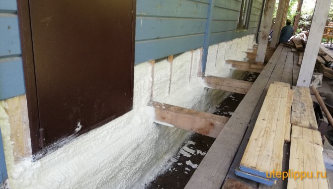 isolation de la fondation de la maison à l'extérieur avec de la mousse de polyuréthane